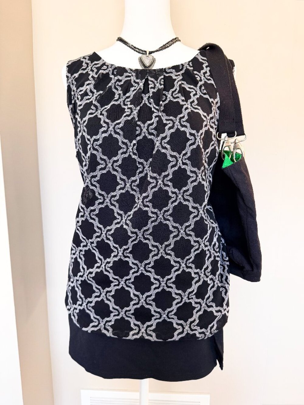 212 Collection Black & White Geometric Tank Top – Size Medium